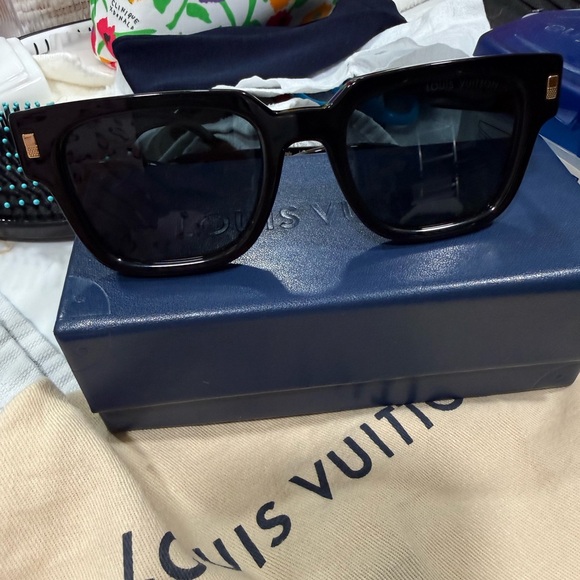 Authentic Louis Vuitton Escape Square Black Sunglasses